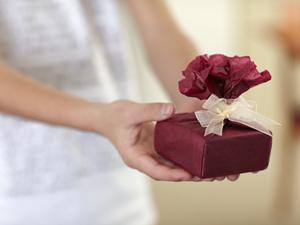 アイズストーンで婚約指輪を依頼しよう